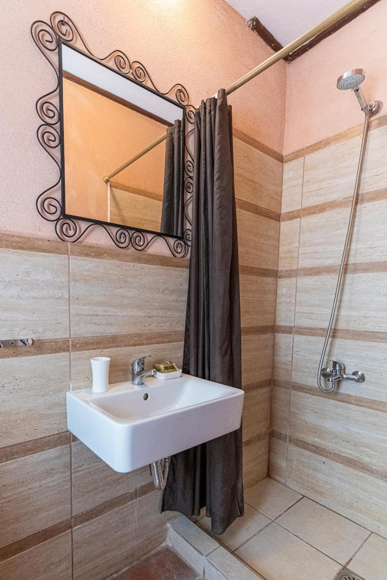 Guesthouse Kellia モネンバシア エクステリア 写真