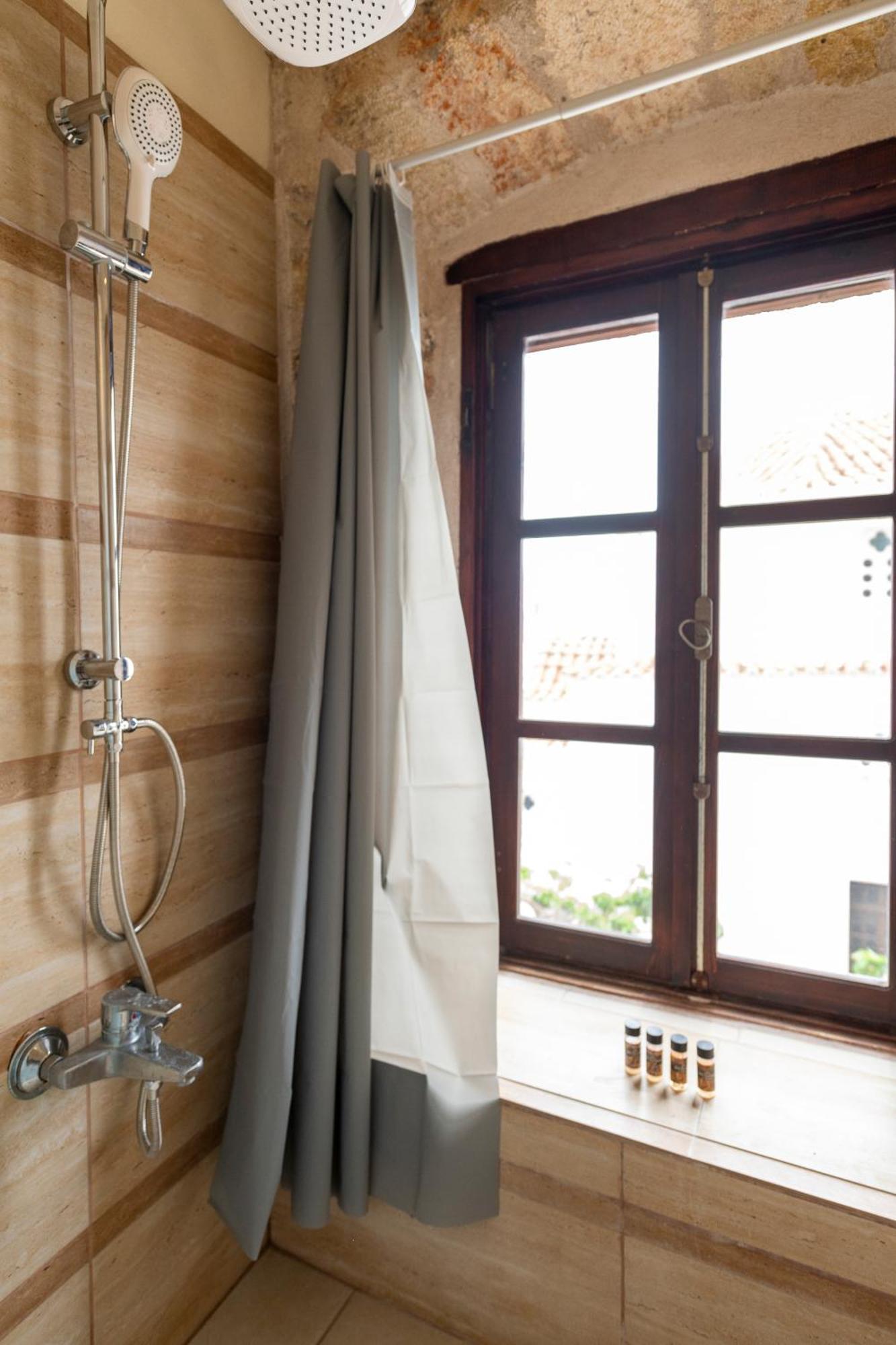 Guesthouse Kellia モネンバシア 部屋 写真